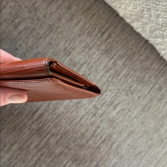 Louis Vuitton brown Epi Sarah wallet nice used condition. - Picture 11 of 12